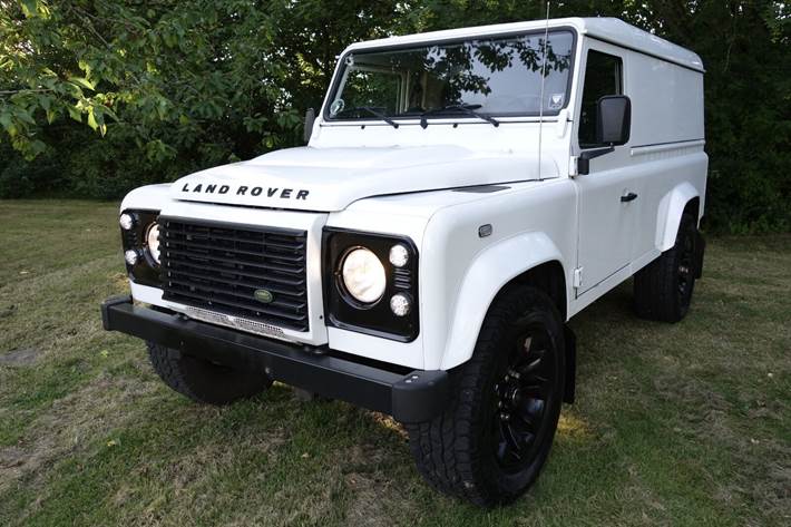Hvid Land Rover Defender 110 fra 2014