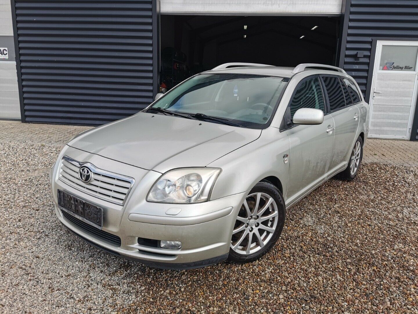 Grå Toyota Avensis fra 2004