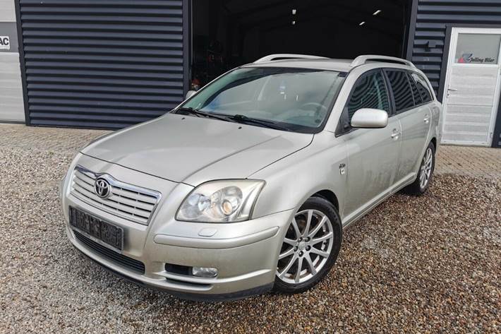 Grå Toyota Avensis fra 2004