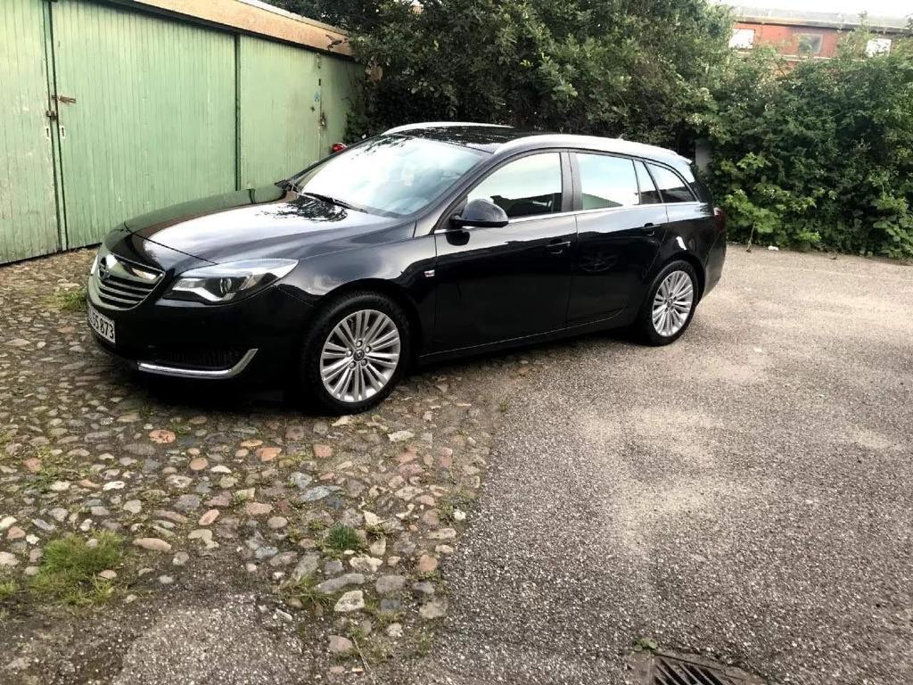 Sort Opel Insignia fra 2014