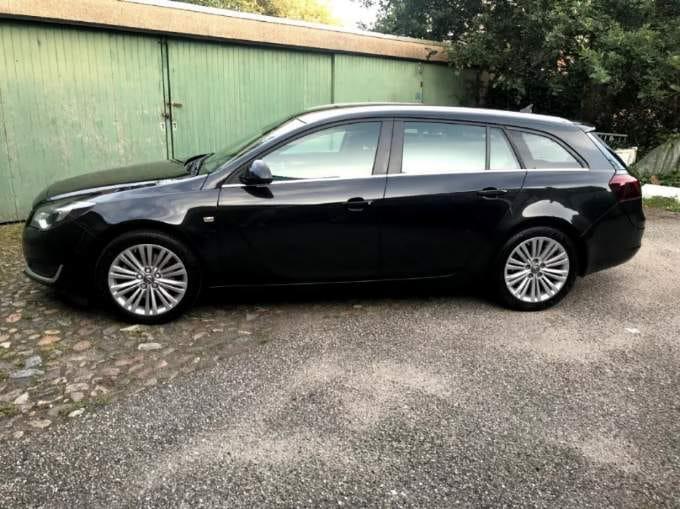 Sort Opel Insignia fra 2014
