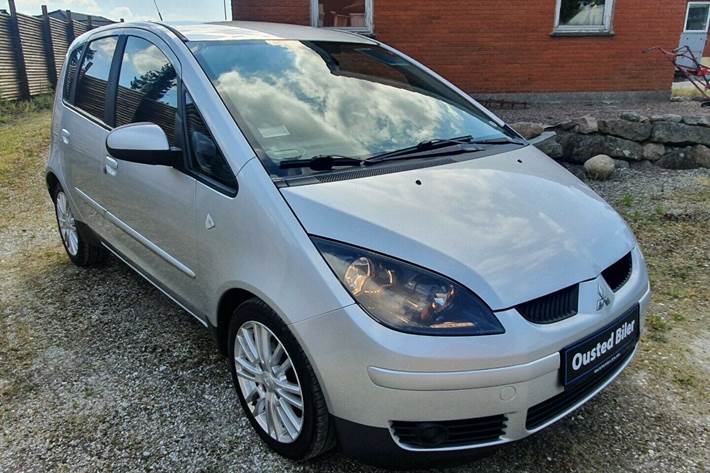 Grå Mitsubishi Colt fra 2008