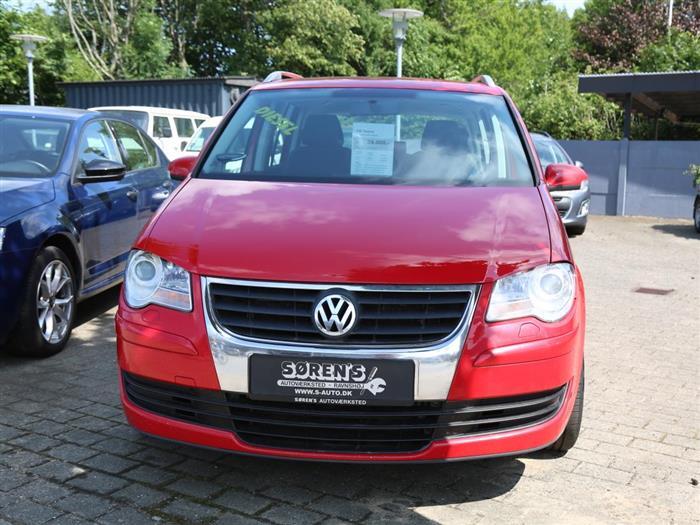 Rød VW Touran fra 2008