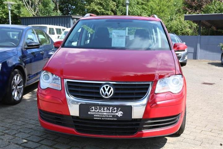 Rød VW Touran fra 2008