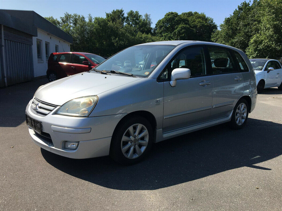 Grå Suzuki Liana fra 2005