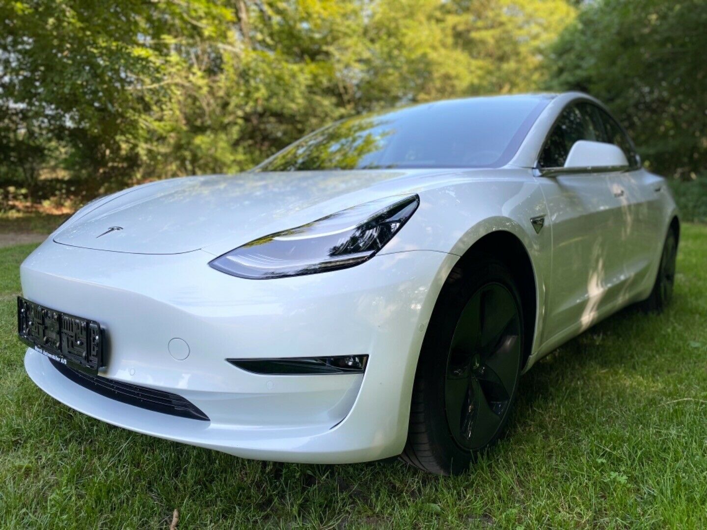 Grå Tesla Model 3 fra 2020
