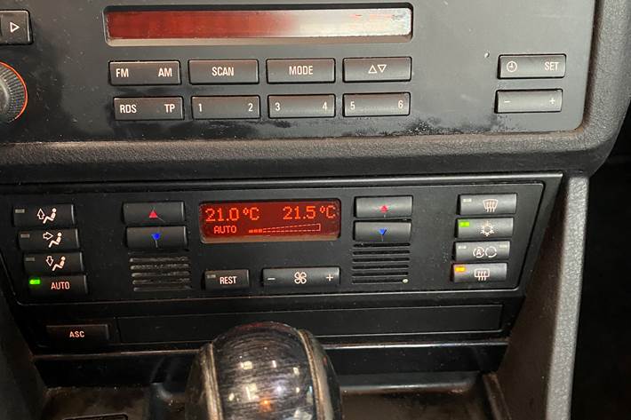 Grå BMW 523 fra 1997