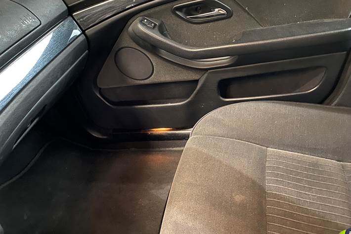 Grå BMW 523 fra 1997