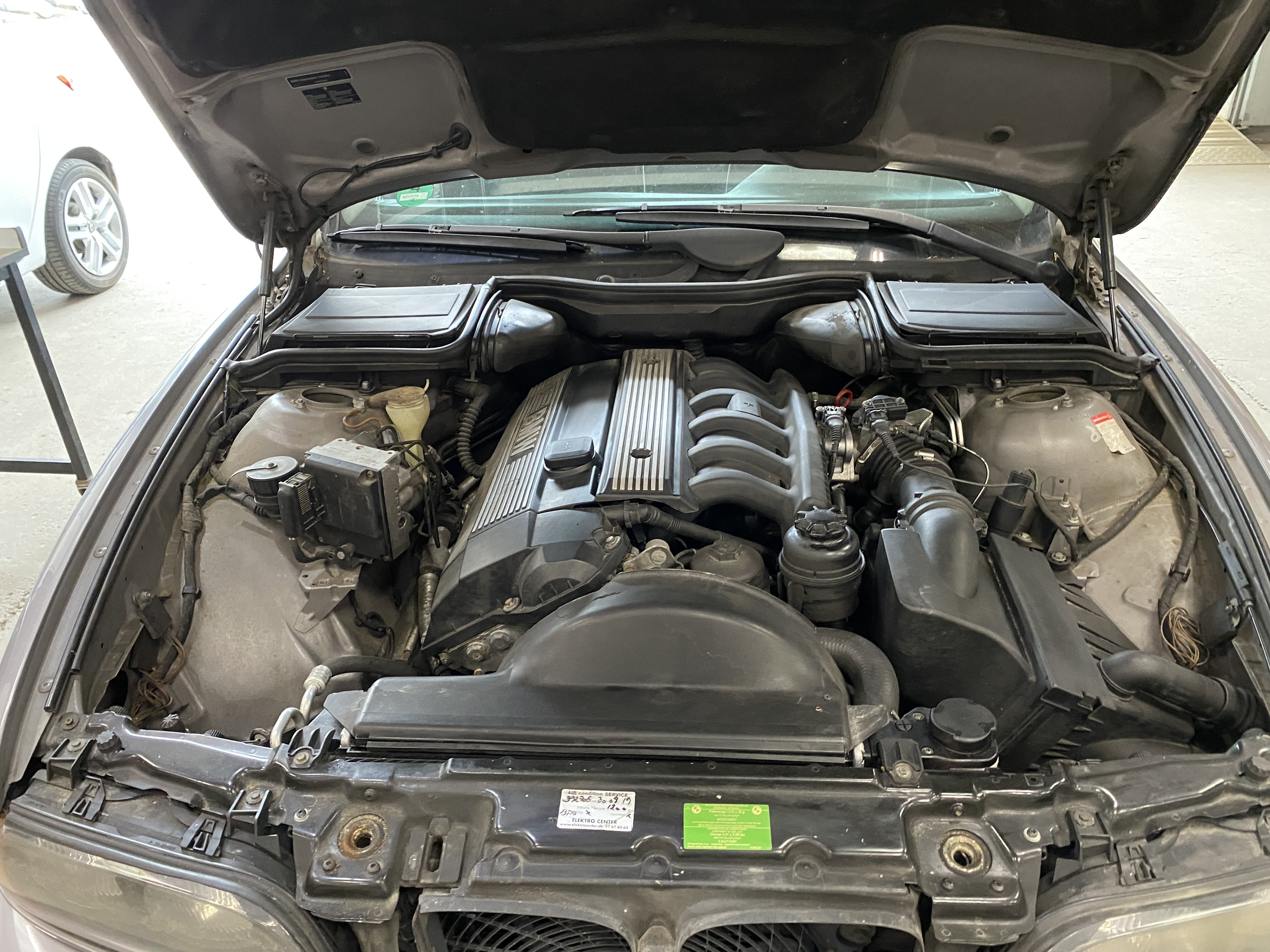 Grå BMW 523 fra 1997