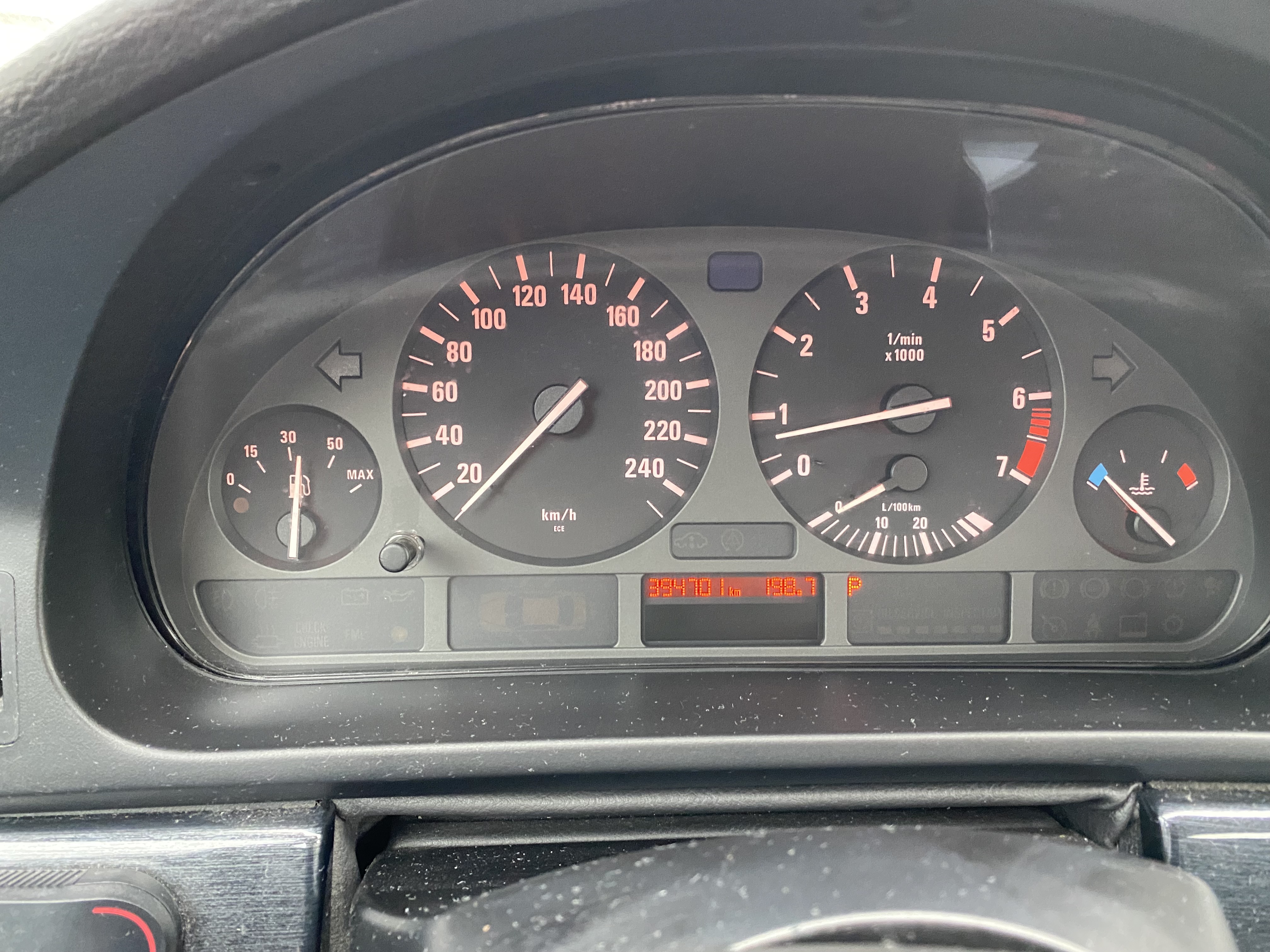 Grå BMW 523 fra 1997