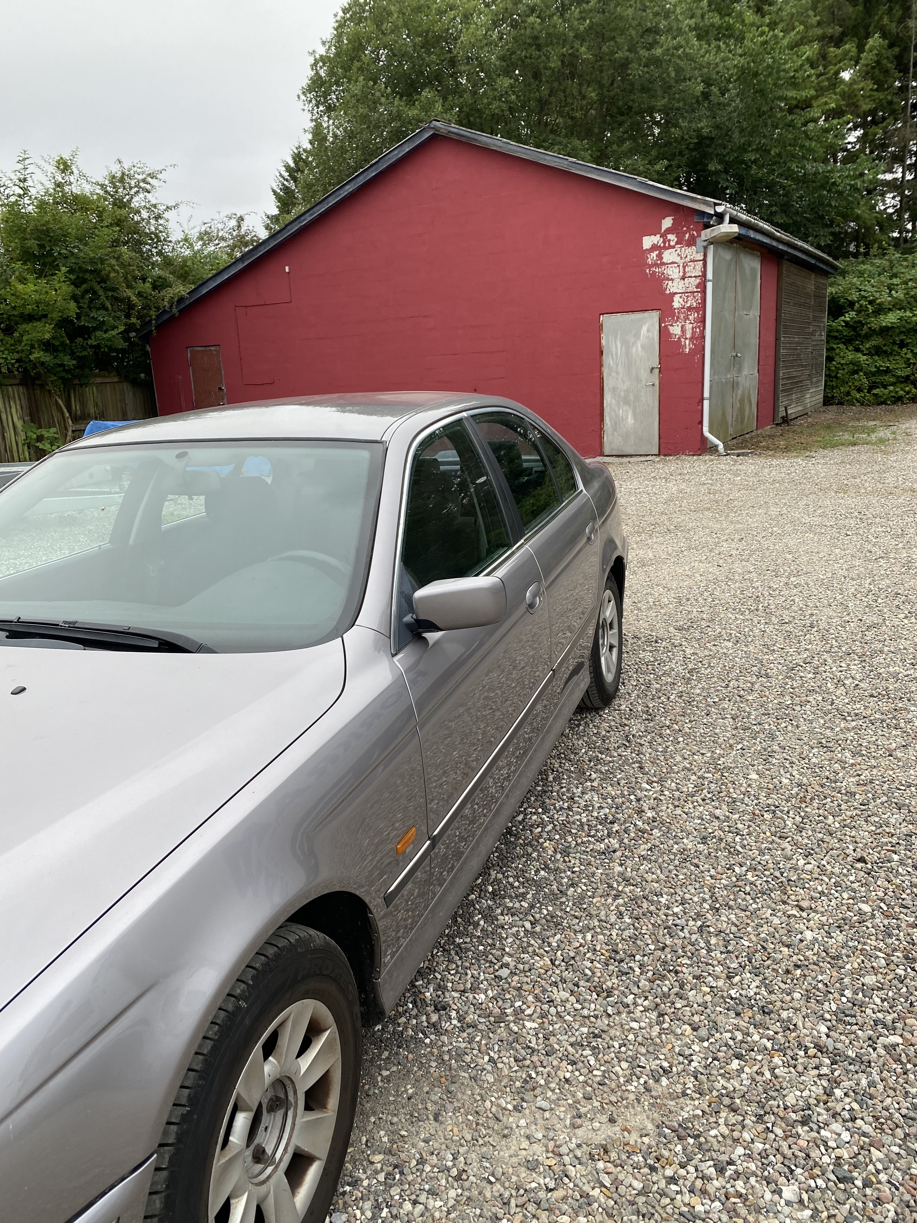 Grå BMW 523 fra 1997