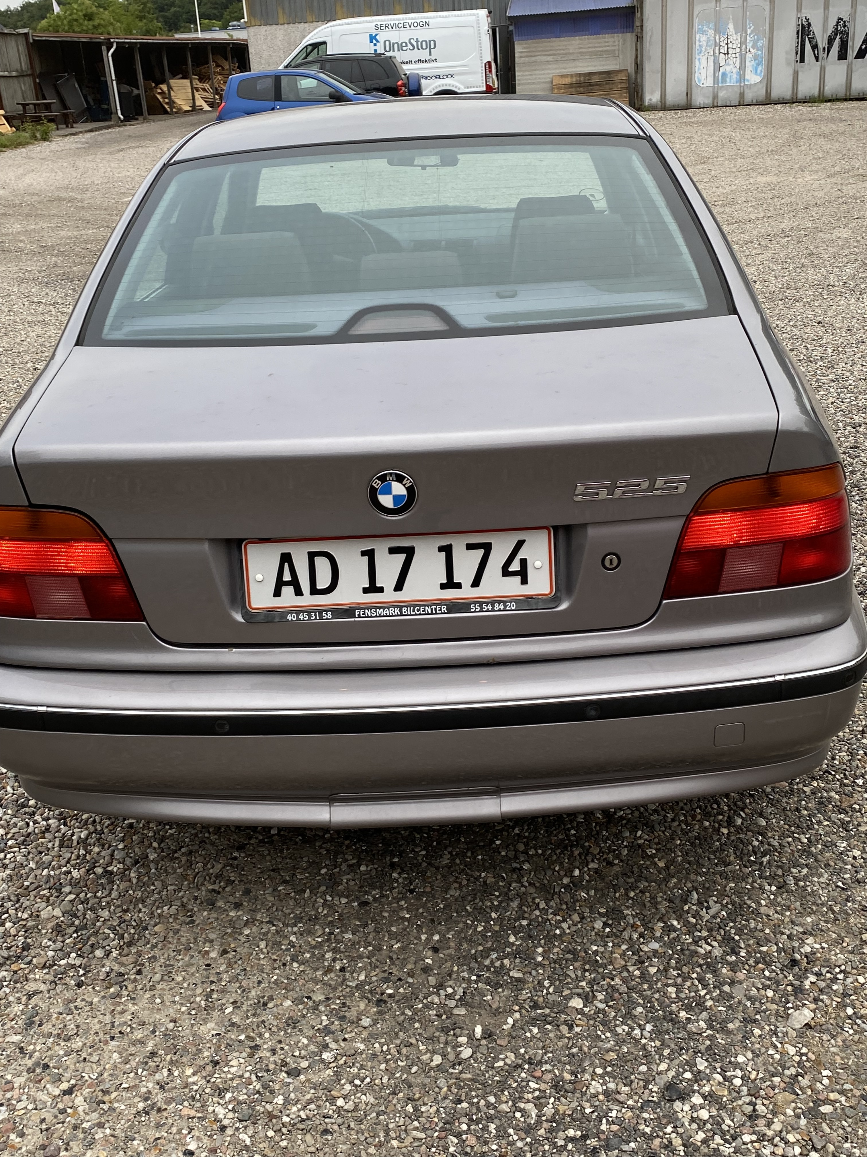 Grå BMW 523 fra 1997