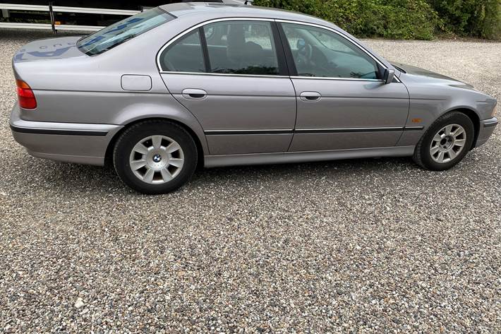 Grå BMW 523 fra 1997