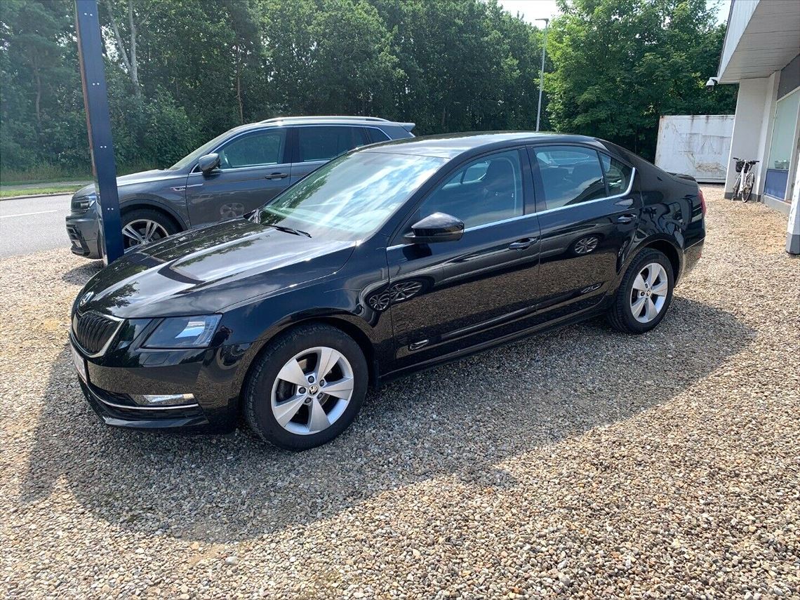 Sort Skoda Octavia fra 2018