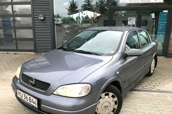 Grå Opel Astra fra 2006