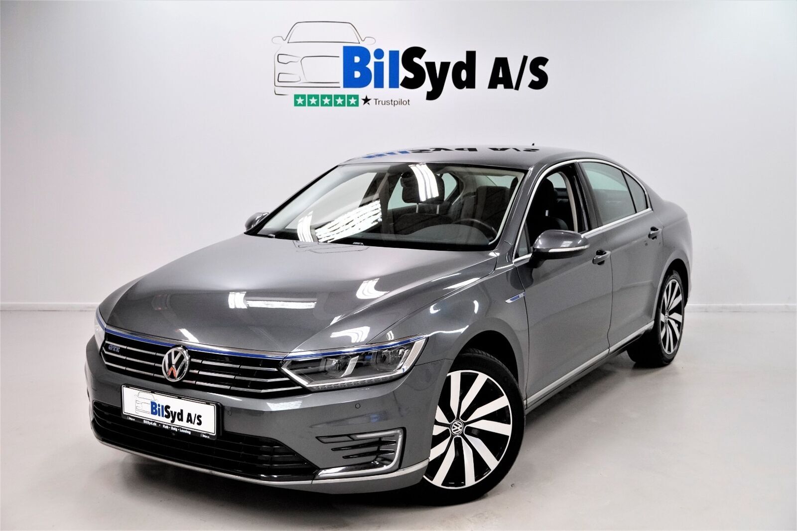Grå VW Passat fra 2016