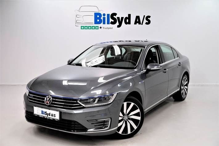 Grå VW Passat fra 2016
