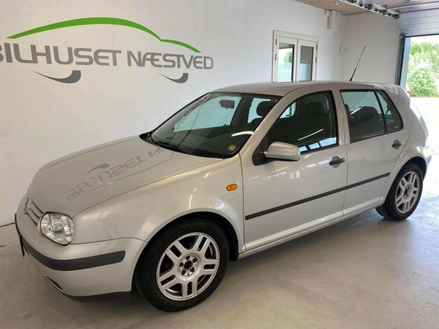 Grå VW Golf IV fra 1999