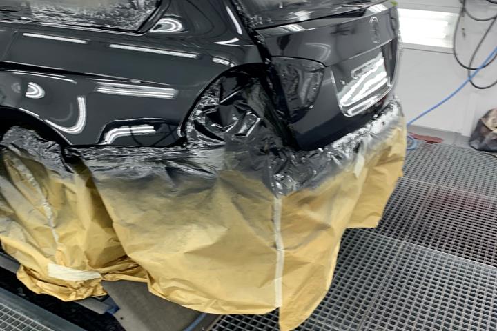 Sort BMW 330d fra 2006