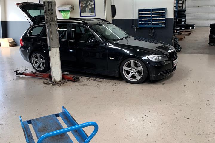 Sort BMW 330d fra 2006