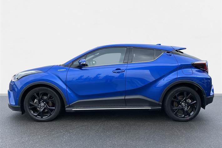 Blå Toyota C-HR fra 2019