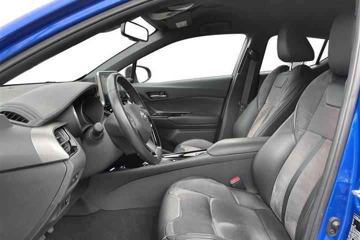 Blå Toyota C-HR fra 2019
