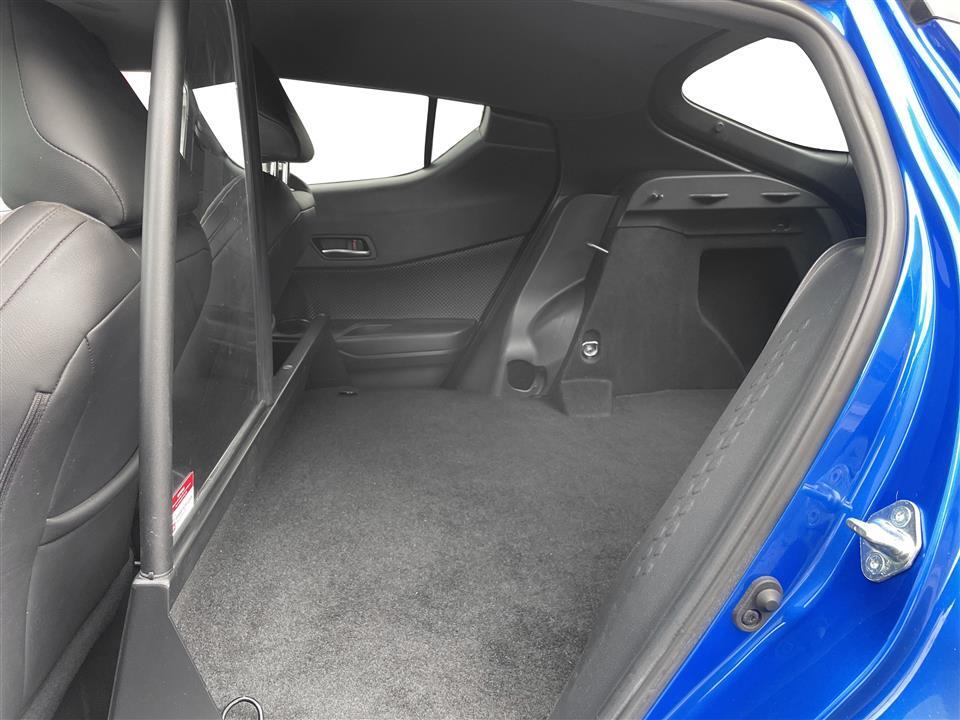 Blå Toyota C-HR fra 2019