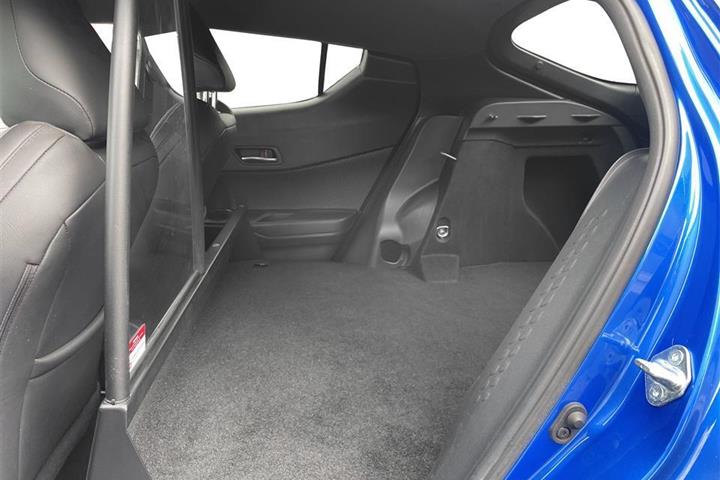 Blå Toyota C-HR fra 2019
