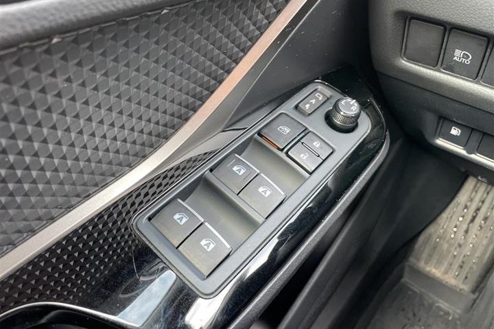 Blå Toyota C-HR fra 2019