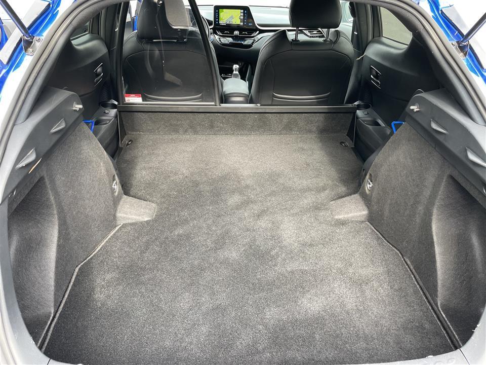 Blå Toyota C-HR fra 2019