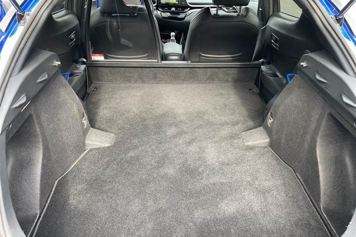 Blå Toyota C-HR fra 2019