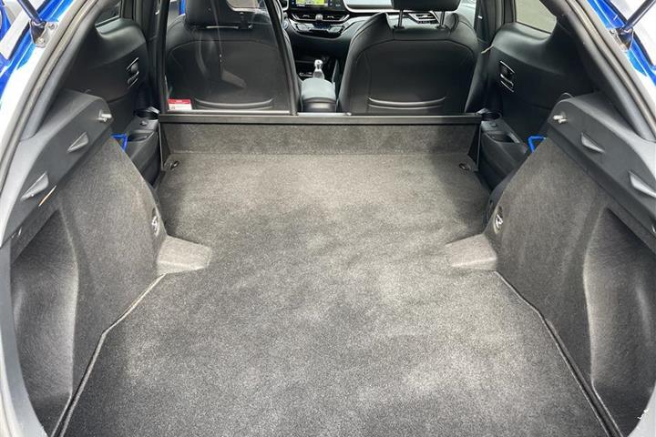 Blå Toyota C-HR fra 2019