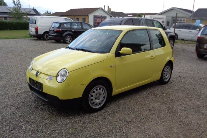 Gul VW Lupo fra 2004