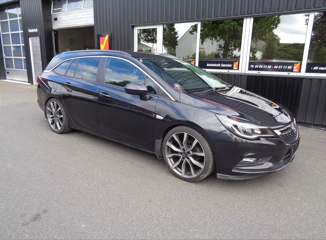 Sort Opel Astra fra 2016