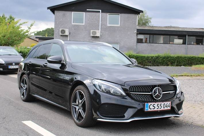 Sort Mercedes C43 fra 2016