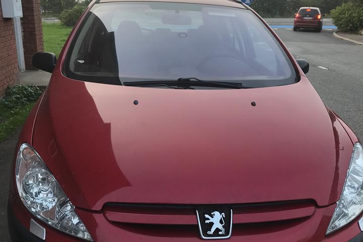 Rød Peugeot 307 fra 2004