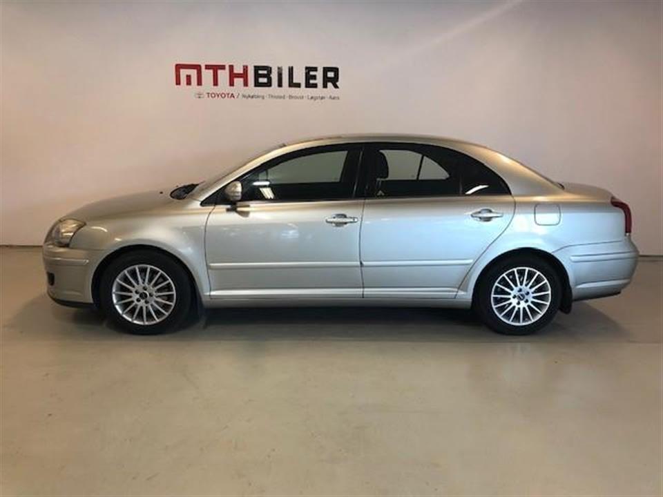 Grå Toyota Avensis fra 2007