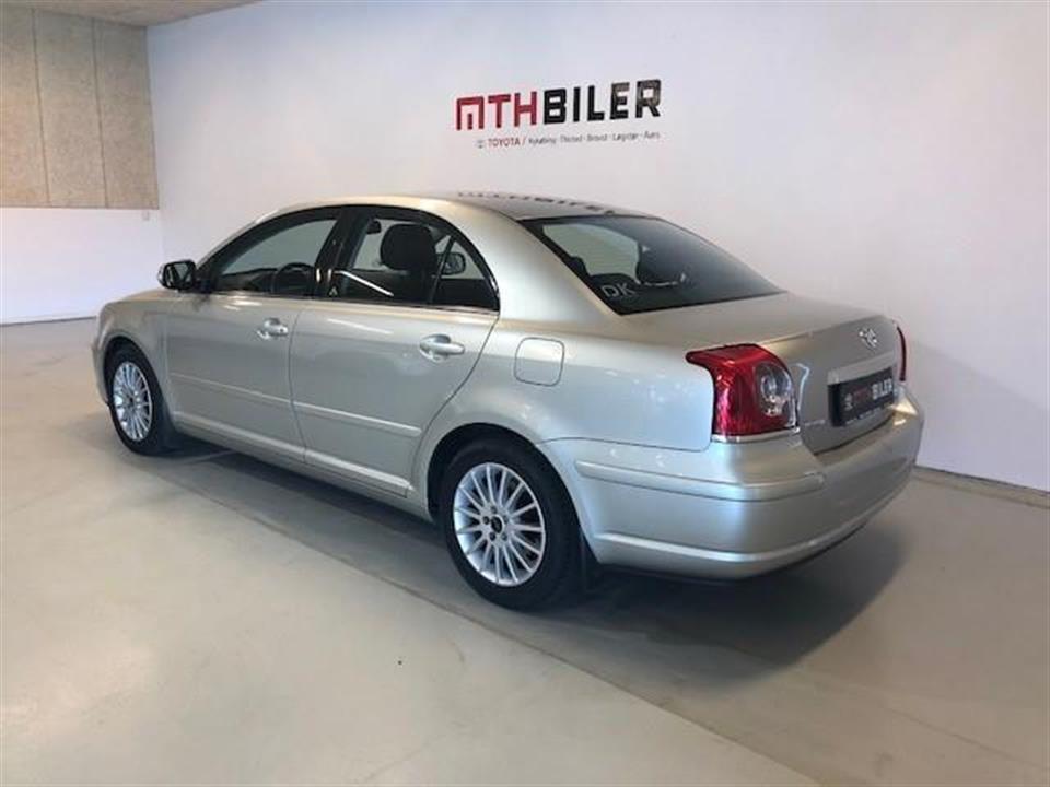 Grå Toyota Avensis fra 2007