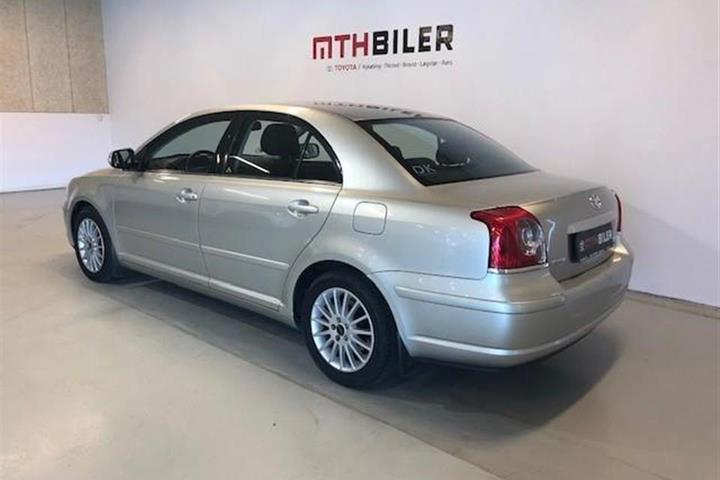 Grå Toyota Avensis fra 2007