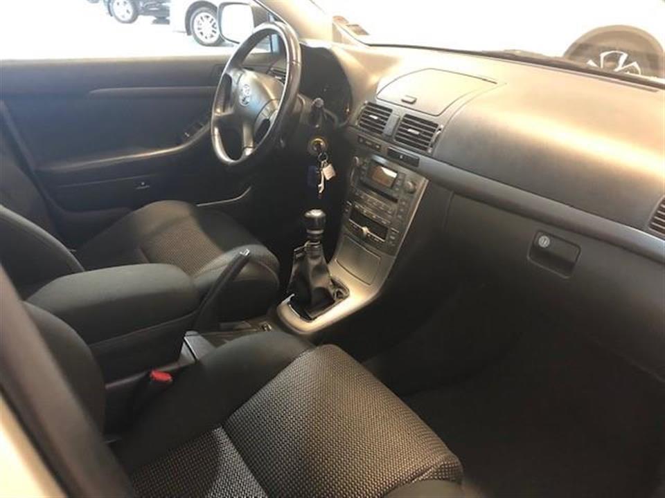 Grå Toyota Avensis fra 2007