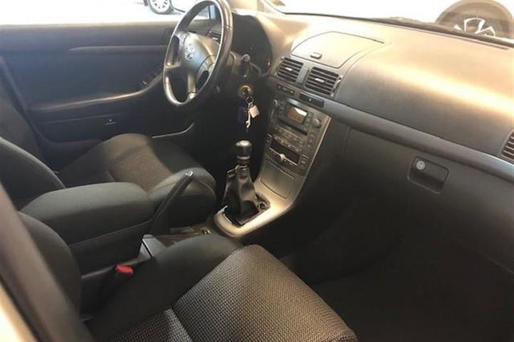 Grå Toyota Avensis fra 2007