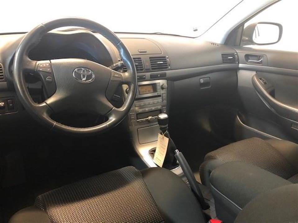 Grå Toyota Avensis fra 2007