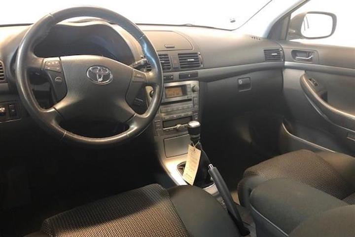 Grå Toyota Avensis fra 2007