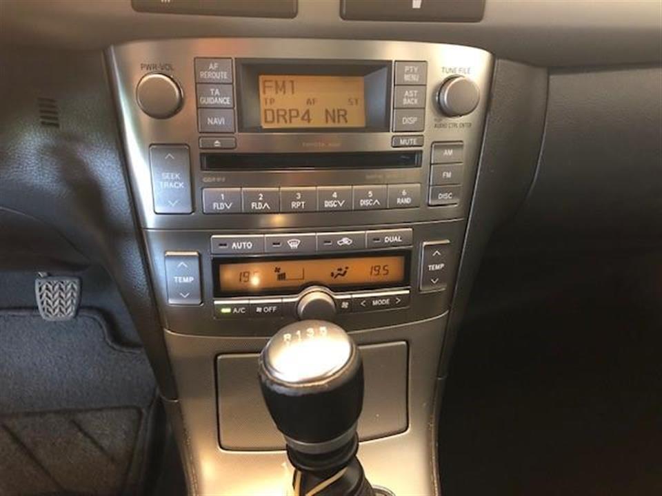 Grå Toyota Avensis fra 2007