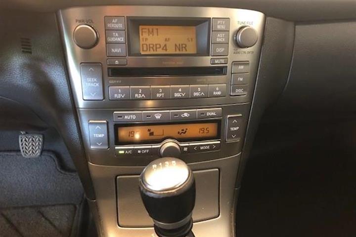 Grå Toyota Avensis fra 2007