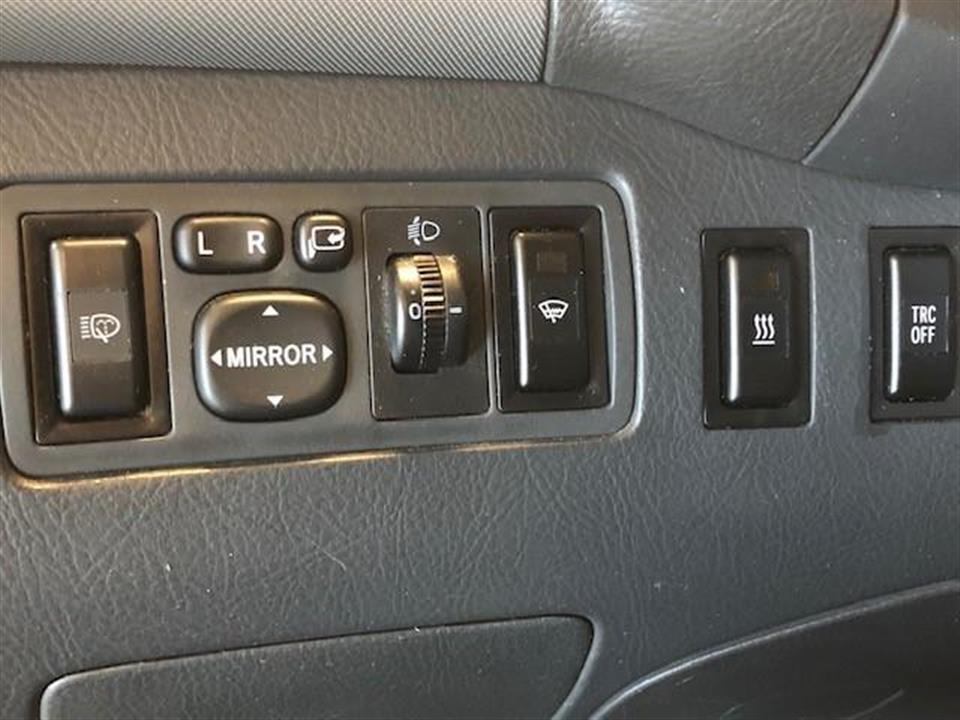 Grå Toyota Avensis fra 2007