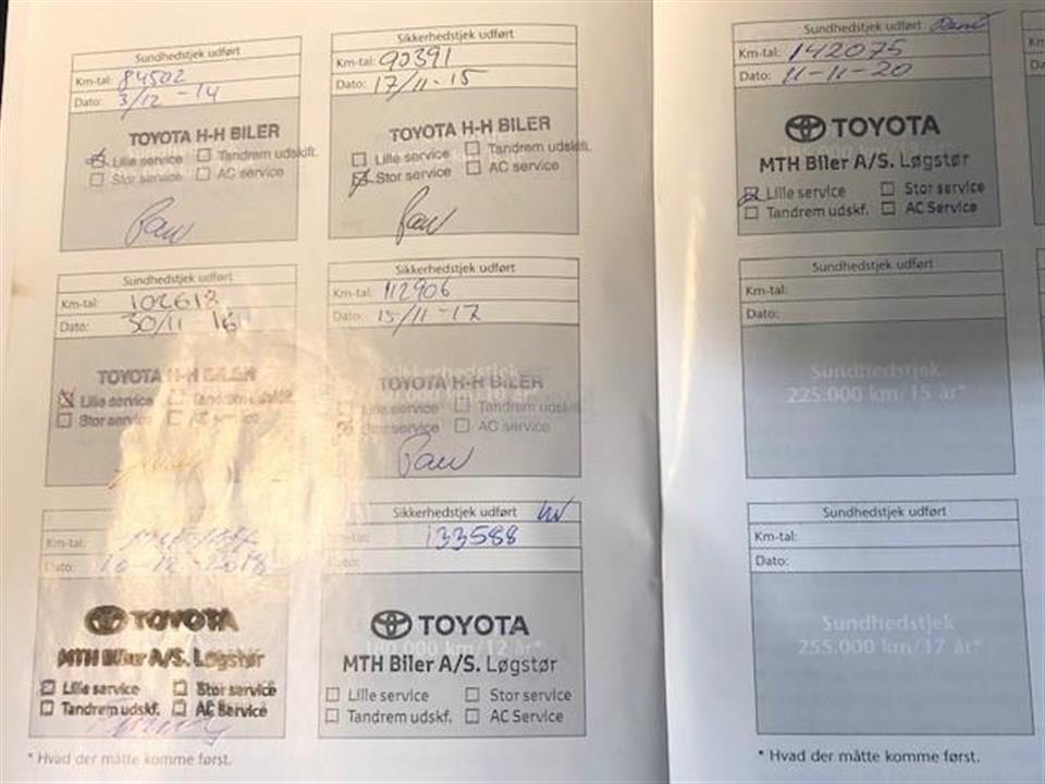 Grå Toyota Avensis fra 2007