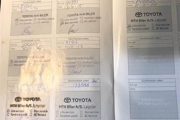 Grå Toyota Avensis fra 2007