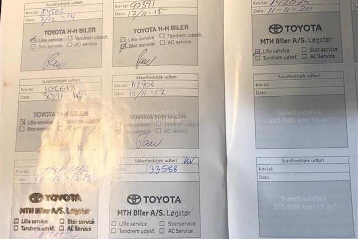 Grå Toyota Avensis fra 2007