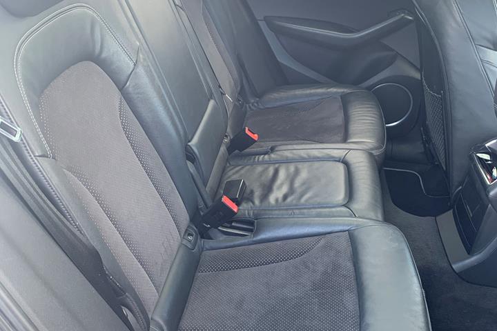 Grå Audi Q5 fra 2010